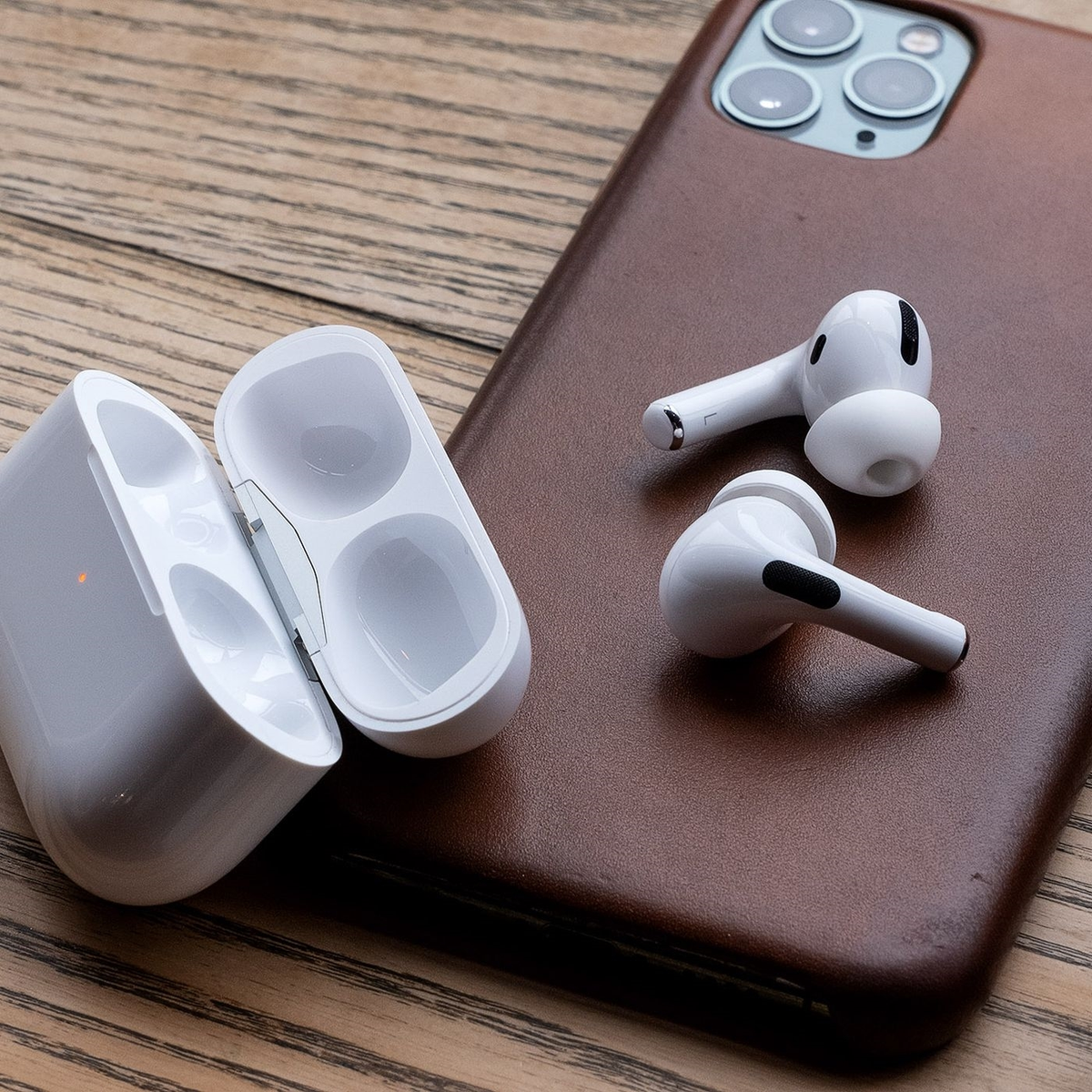 AirPods Pro Wireless Charging Case for iPhone by Yesido (Repacked)